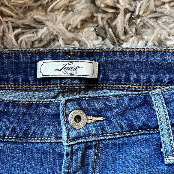 Levi shorts. Like new. - Picture 2 of 4